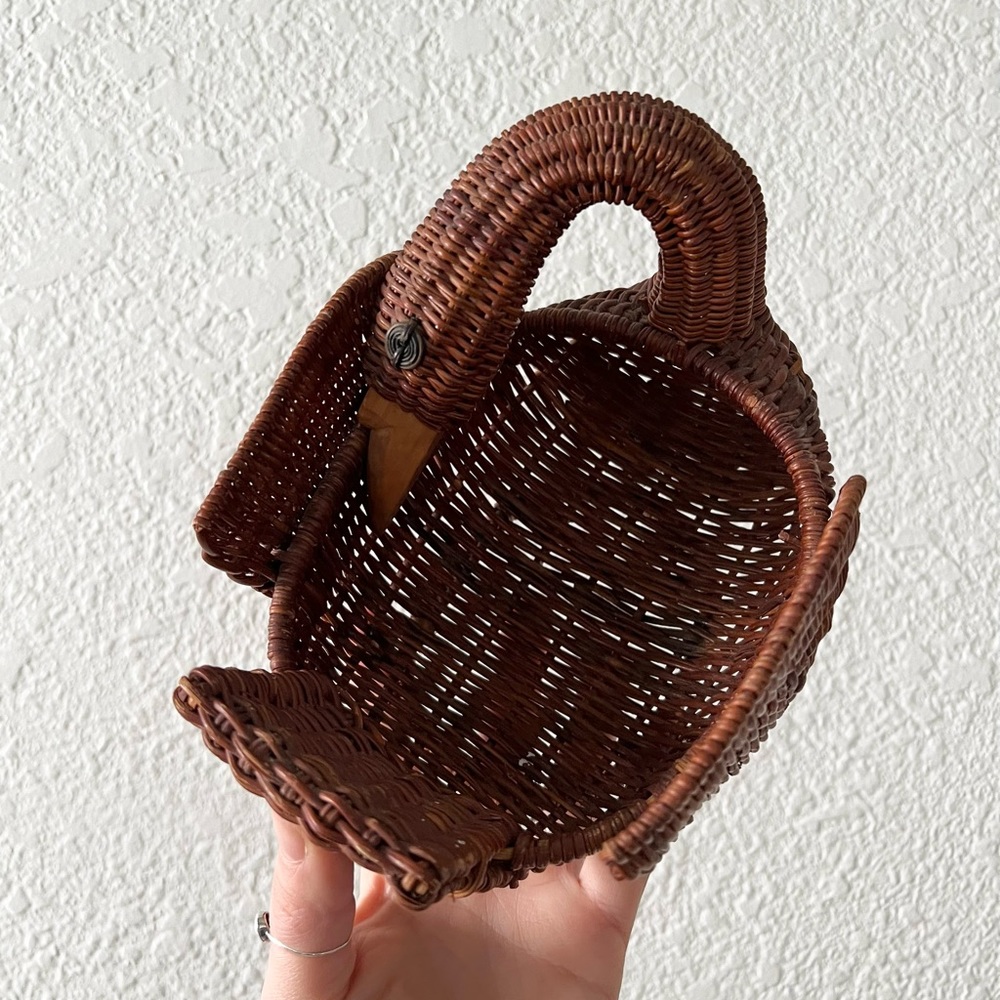 Goose wicker basket